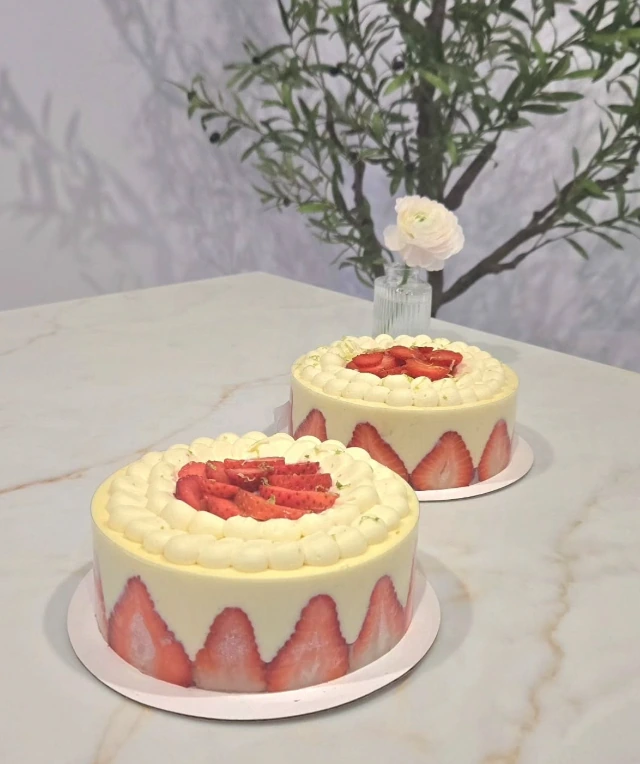 Strawberry cream cakes